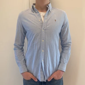 Ralph lauren skjorta - Snygg Ralph lauren skjorta i bra skick, är i st M men passar egentligen bättre till storleken S. Fråga ifall funderingar.