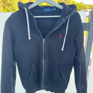 Svart Polo zip hoodie - Tjena, säljer min svarta Polo Ralph Lauren zip hoodie då den blivit för liten för mig, Knappt använd o därav ett fint skick på den. Nypris 2000+‼️Kontakta mig gärna vid förfrågningar eller om fler bilder på den👌