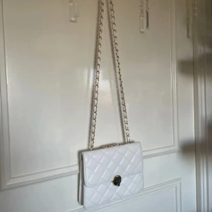 Väska  - Säljer en axelremsväska som inte har används 