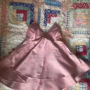 Rosa topp - Så snygg topp! Aldrig använd 💓💓Passar både till en med S och XS. 