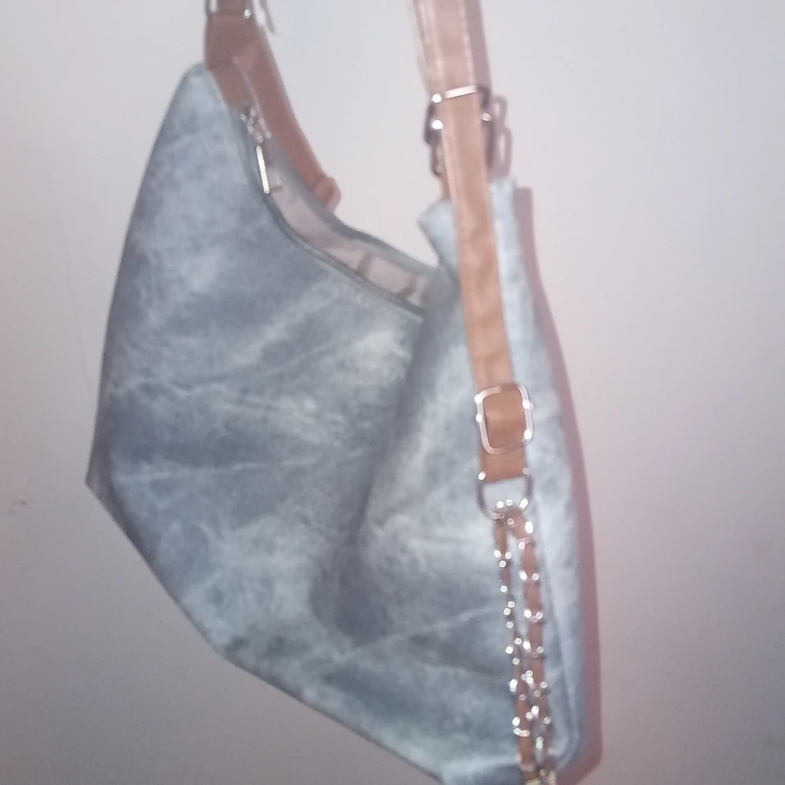 Grå axelväska med rosettdetalj - 1