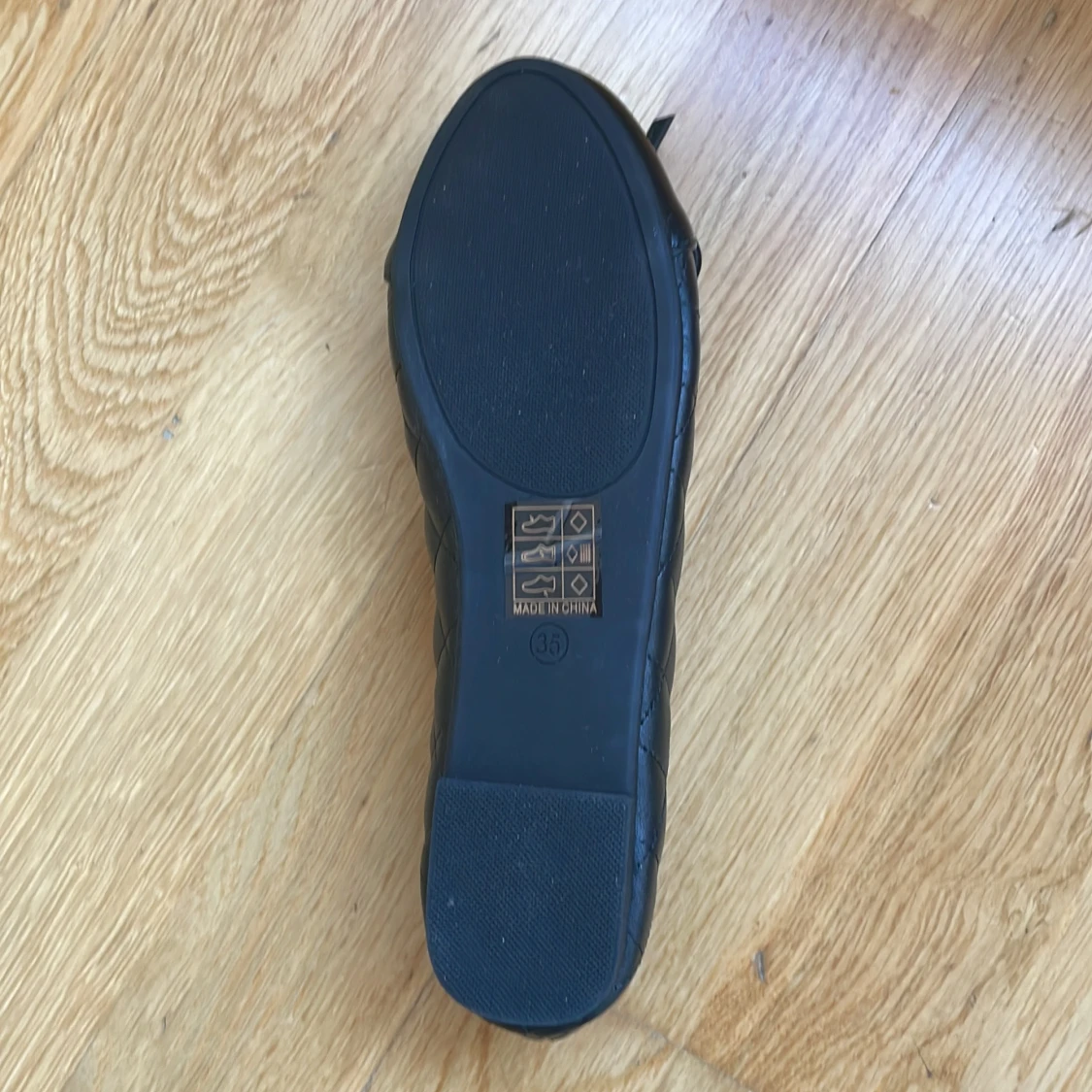 Svarta ballerinaskor med rosett och quiltad detalj - 3