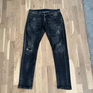 Dondup jeans - Säljer dessa dondup jeans då de inte riktigt passar mig. Jeansen är i väldigt fint skick. Storlek 33. Hör av dig om du har några frågor!