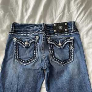 Miss me jeans - Lågmidjade bootcut jeans från Miss Me 💕eftertraktade! Midja: 84cm (stretchiga!) innerben: 86cm, kan diskutera pris
