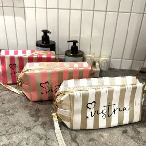 Randig necessär  - Säljer dessa snygga necessärerna💗 aldrig använda! 90kr/styck