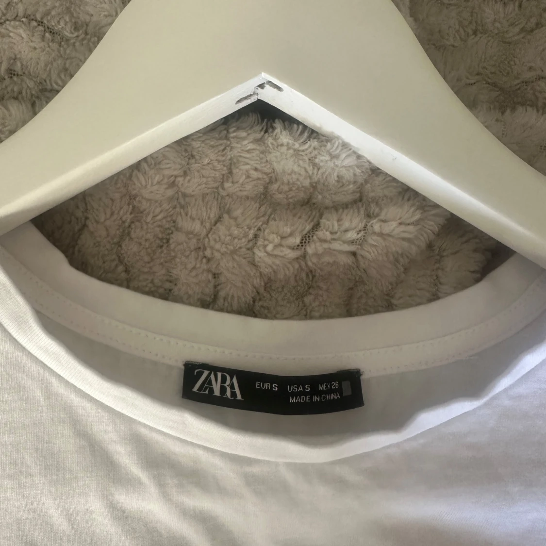 Vit t-shirt med spetsdetalj från Zara - 2