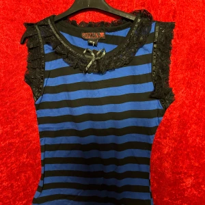 Topp med spets  från Poizen M/L - Helt ny topp med spets. Storlek M/L. Material i lite stretchig bomullstrikå.