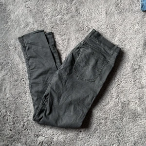 Svarta slim fit jeans från tiger of Sweden  - Säljer ett par svarta slim fit jeansbyxor från tiger of Sweden. Snyggt svarta och passar perfekt till en stilren look. Storlek 28/32!