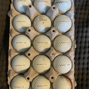 Golfbollar Titleist Pro V1 15st - Säljer flera vita golfbollar av modellen Titleist Pro V1. Bollarna har klassisk dimple-design och är märkta med modellnamnet. Perfekt för dig som vill fylla på golfbagen med kvalitetsbollar. Blandat skick 15st. Kan även lägga till fler bollar av andra modeller mot extra kostnad. 