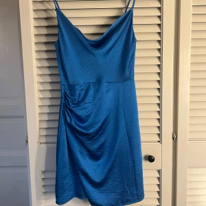 siden klänning  - jättefin till sommaren 