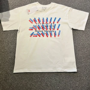 Maison margiela t shirt - En ny maison margiela t shirt som är vit. Säljer eftersom den inte passade. Den är storlek S.