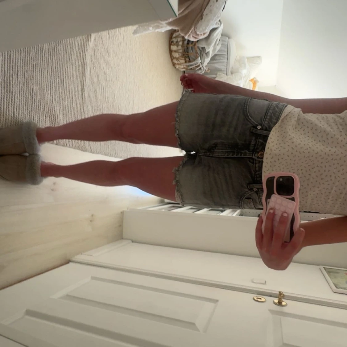 Grå jeansshorts med fransig kant