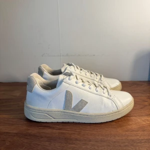 Vita sneakers från Veja - Säljer ett par snygga vita sneakers från Veja i bra skick. Perfekt nu till sommaren och varmare väder.