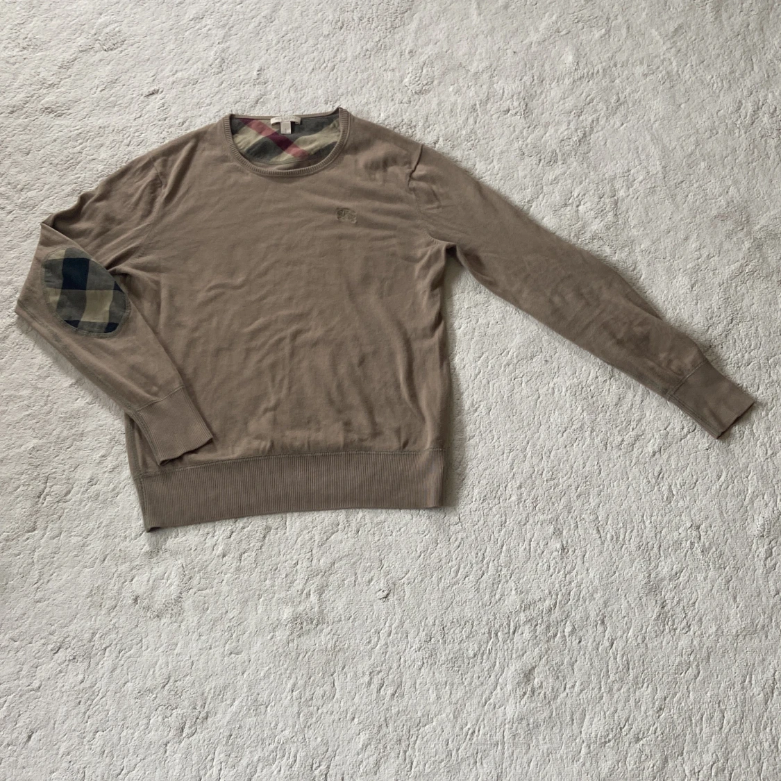 Beige tröja från Burberry med rutiga detaljer