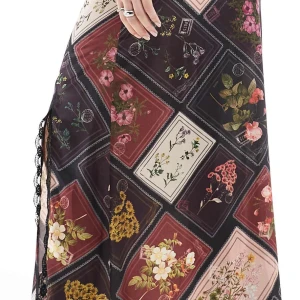 Långkjol med blommigt mönster och spetsdetalj - Säljer en långkjol med färgglatt blommigt mönster i rutor och svart spets längs sidan. Kjolen har en mix av rosa, vinröda, svarta och beige toner. Helt ny och oanvänd från Asos - returtiden är passerad så får sälja här istället :)