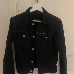  jeansjacka från Diesel - Säljer en svart jeansjacka från Diesel i storlek M men den är väldigt liten i storlek. Jackan har klassisk design med vita kontrastsömmar, silverfärgade knappar och två bröstfickor med lock. Perfekt för dig som gillar en tidlös och stilren look.pris kan även diskuteras❤️ skriv för fler bilder 