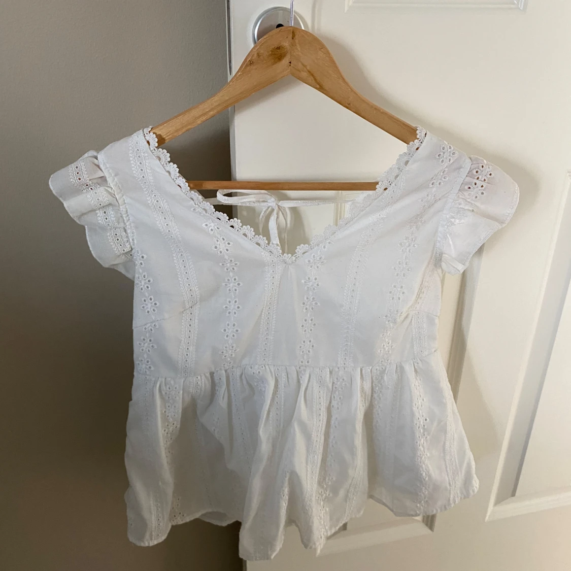 Vit blus med spetsdetaljer från SHEIN