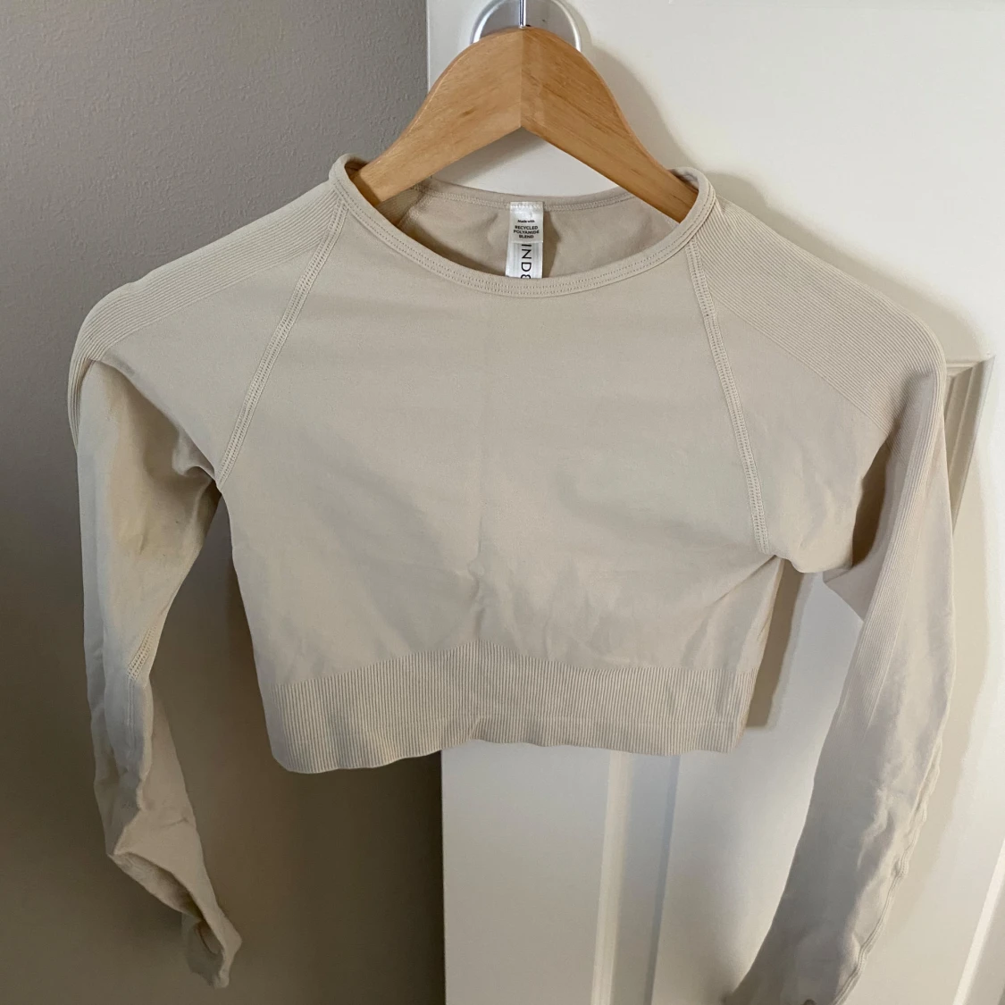 Beige croppad långärmad träningstopp från Lindex