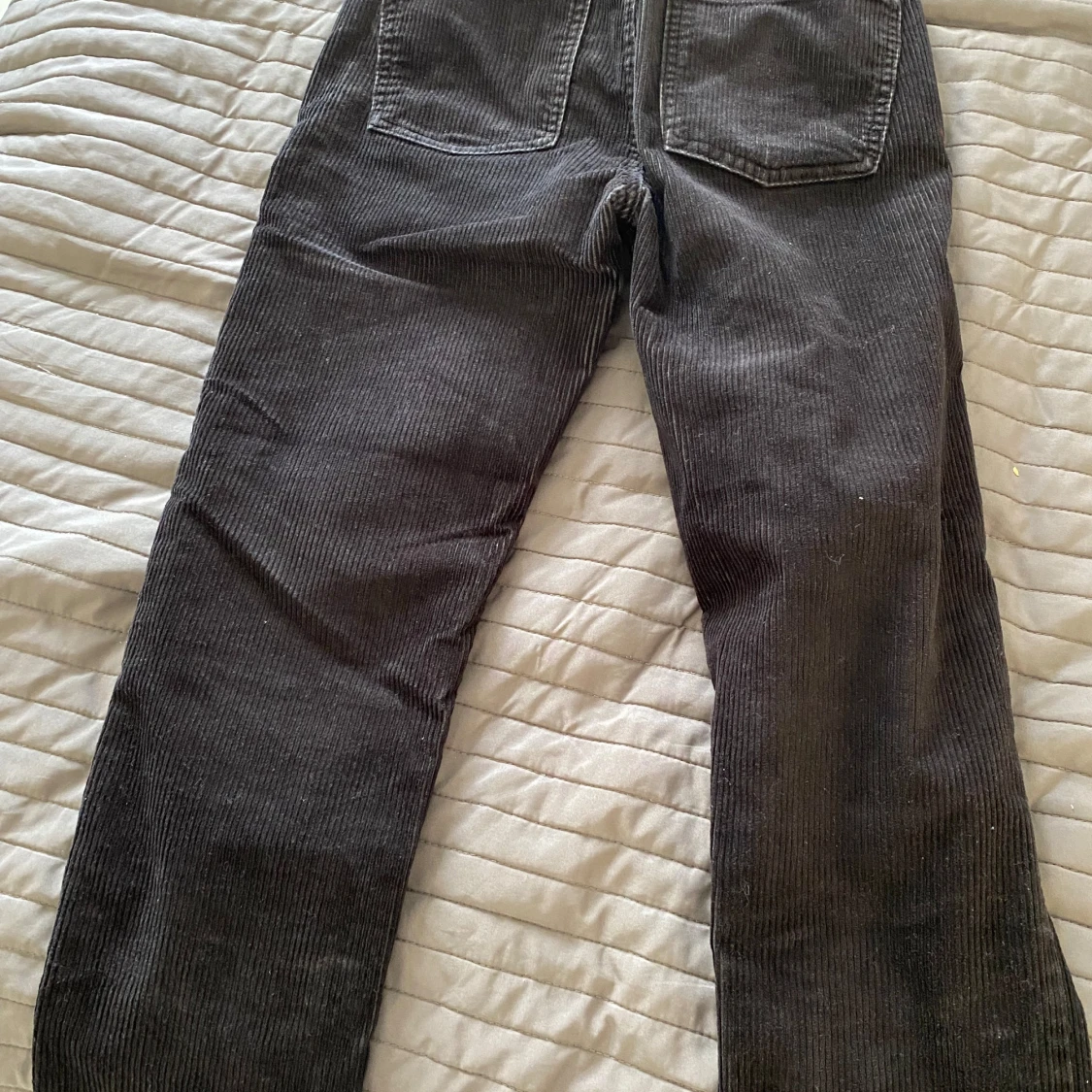 Svarta ribbade jeans från BikBok - 1