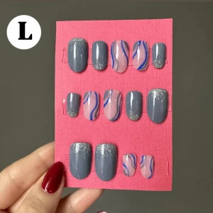 Press on nails - FÄRDIGT SET 💛 Press on nails (lösnaglar) i storlek L. Storleken anser bredden på dina naglar. Alla lösnaglar är handmålade av mig med gellack. Detta set är ett färdigt set och går att köpa direkt. Jag skickar med 14 naglar för fler storleksalternativ. 💅🏼💗 