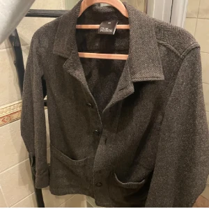 Overshirt från Oscar Jacobson - Säljer en snygg overshirt från Oscar Jacobson, snygg färg i storlek xs. Bra skick, priset är inte hugget i sten!