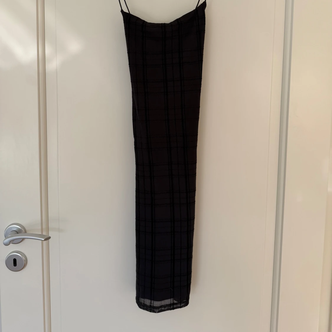 Svart klänning med tunna axelband - 1