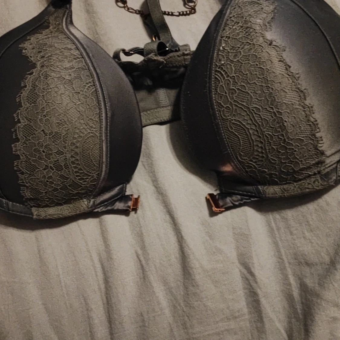 Mörkgrön spets-bh från NOIR - 3