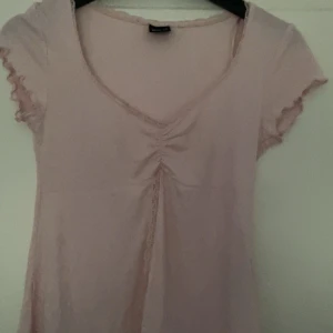 Ljusrosa topp från Gina Tricot - Rosa topp från Gina som är perfekt nu för sommaren. Inprincip nytt skick☺️