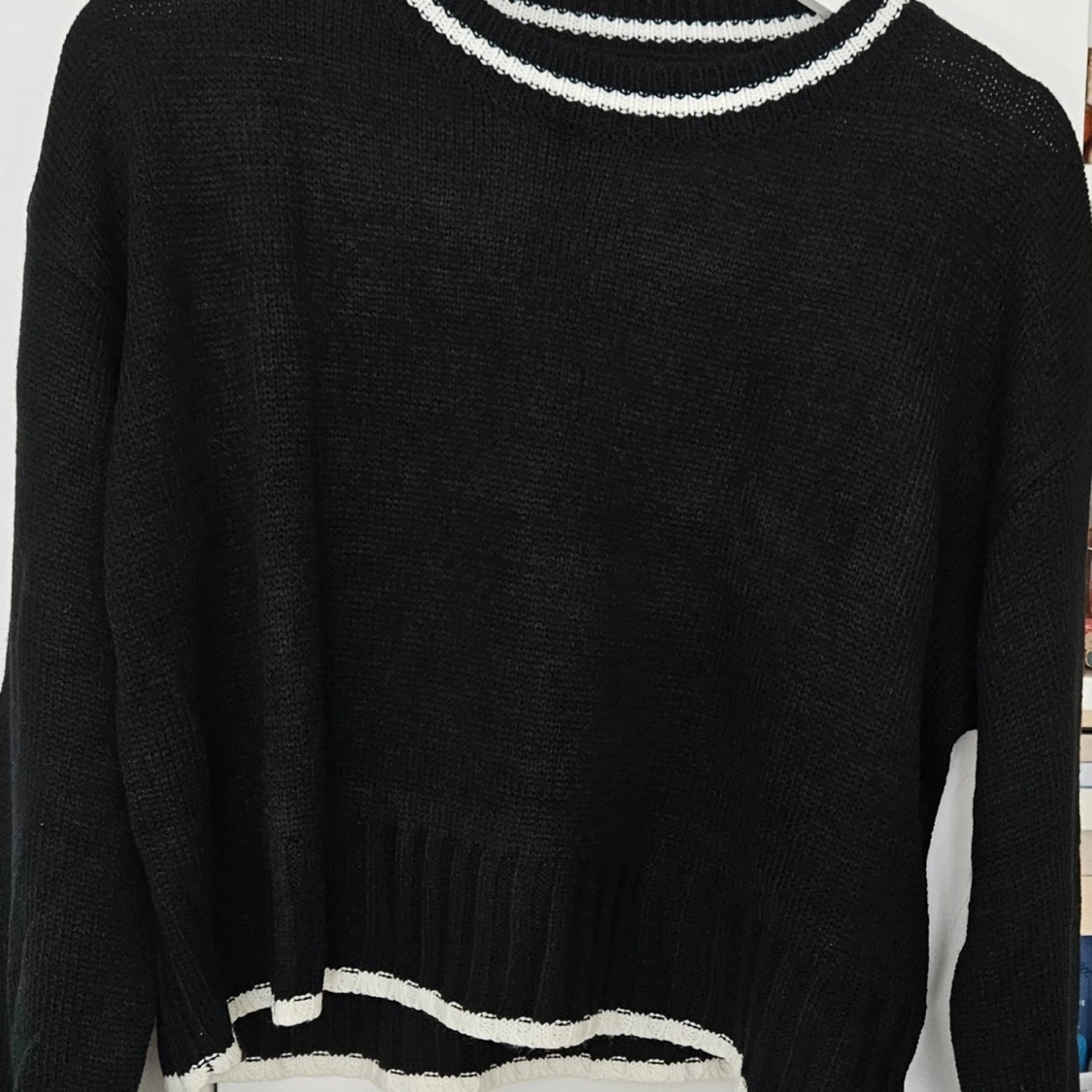 Svart ribbad stickad tröja med vita detaljer - 1