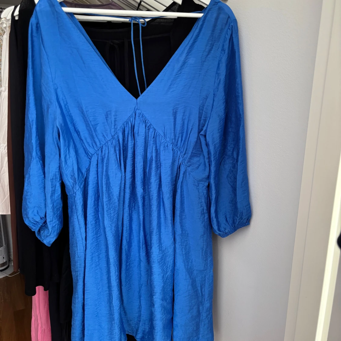 Blå omlottklänning med v-ringning