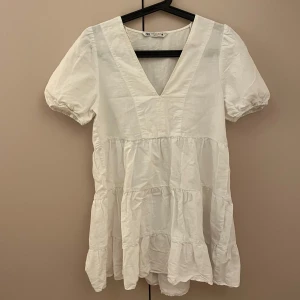 Vit klänning zara - Kort vit klänning från zara i storlek xs, aldrig använd endast testad.💕