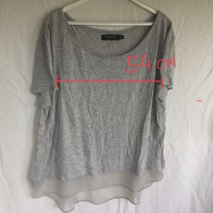 Topp Sense Woman Strl:L - Säljer en ljusgrå topp från Sense Woman i storlek L. Toppen har korta ärmar och en rund halsringning. Nedtill finns en transparent chiffongkant som ger en snygg detalj. Perfekt till många olika outfits!  Bortklippta tvättråd  Gissningsvis bomulls blandning 