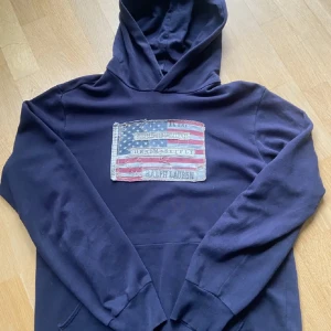 Mörkblå hoodie från Ralph Lauren  - Säljer en mörkblå hoodie från Ralph Lauren för att den tyvärr är lite för stor för mig. Inget fel på den. Hör av er vid frågor