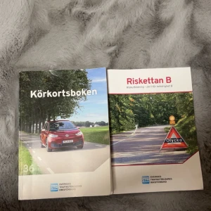 Körkortsboken och Riskettan B - Två böcker för dig som ska ta körkort: 'Körkortsboken' (36:e upplagan) och 'Riskettan B'. Perfekta för att plugga teori och förbereda dig inför riskutbildningen.