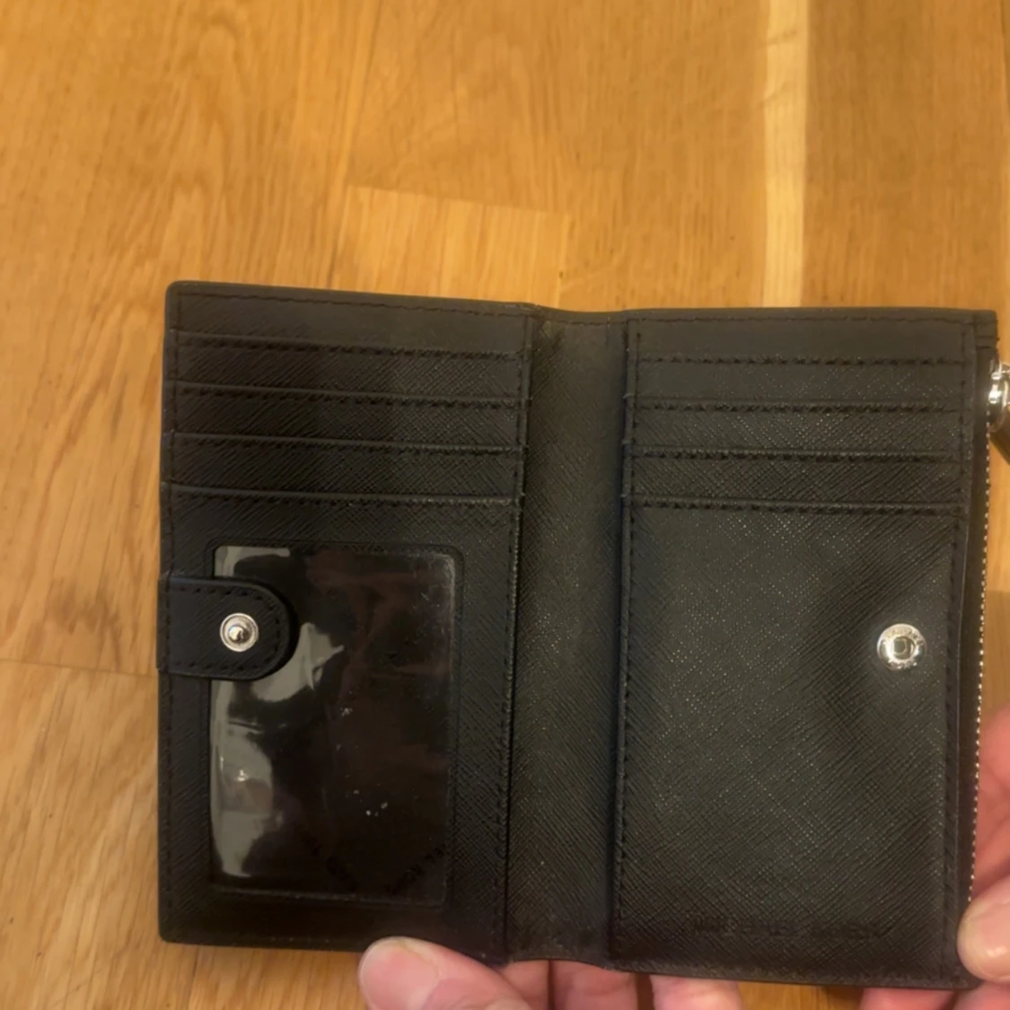 Svart plånbok från Michael Kors - 1