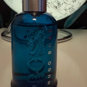 Hugo Boss Bottled Pacific Limited Edition  - Fräsch herrparfym från Hugo Boss i blå glasflaska. Doften har toppnoter av citron och salt, hjärtnoter av kokos och cypress samt basnoter av sandelträ och cashmereträ. Denna är sedan 2024 utgående och går inte att få tag på någonstans förutom gråa markanden. 