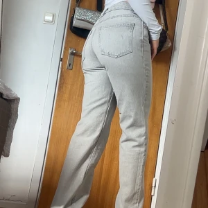 Gråa jeans straight leg - Aldrig använda😊! De har bara legat i min garderob ett tag . Köpta helt nya för 499kr