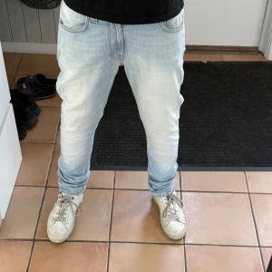 Nudie jeans  - Säljer nu dessa Nudie jeans som i princip är helt nya, skit snygga att ha i skolan och till vardags.