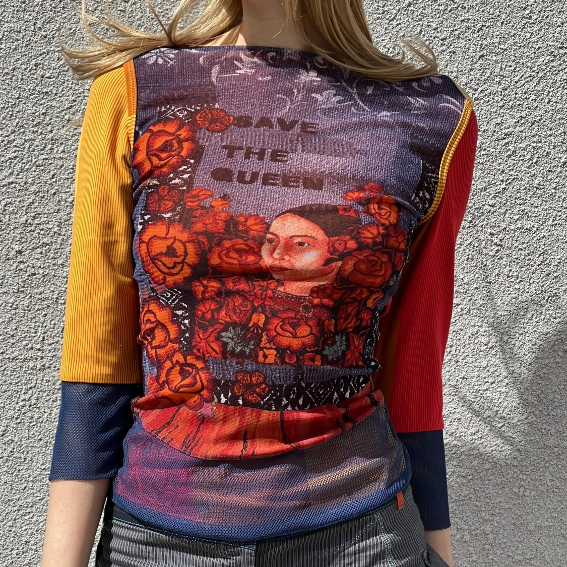 Färgglad topp med tryck och kontrastärmar