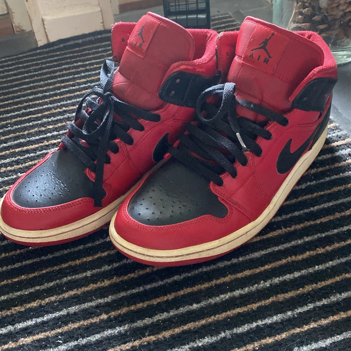 Nike Air Jordan 1 High röd och svart
