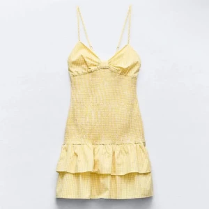 Populär gul zara klänning - Säljer den populära och slutsålda zara klänningen❣️❣️Inga defekter och perfekt skick.