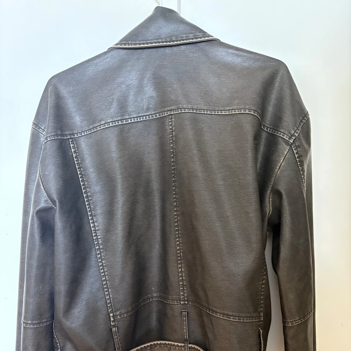 Svart bikerjacka från Gina Tricot - 1