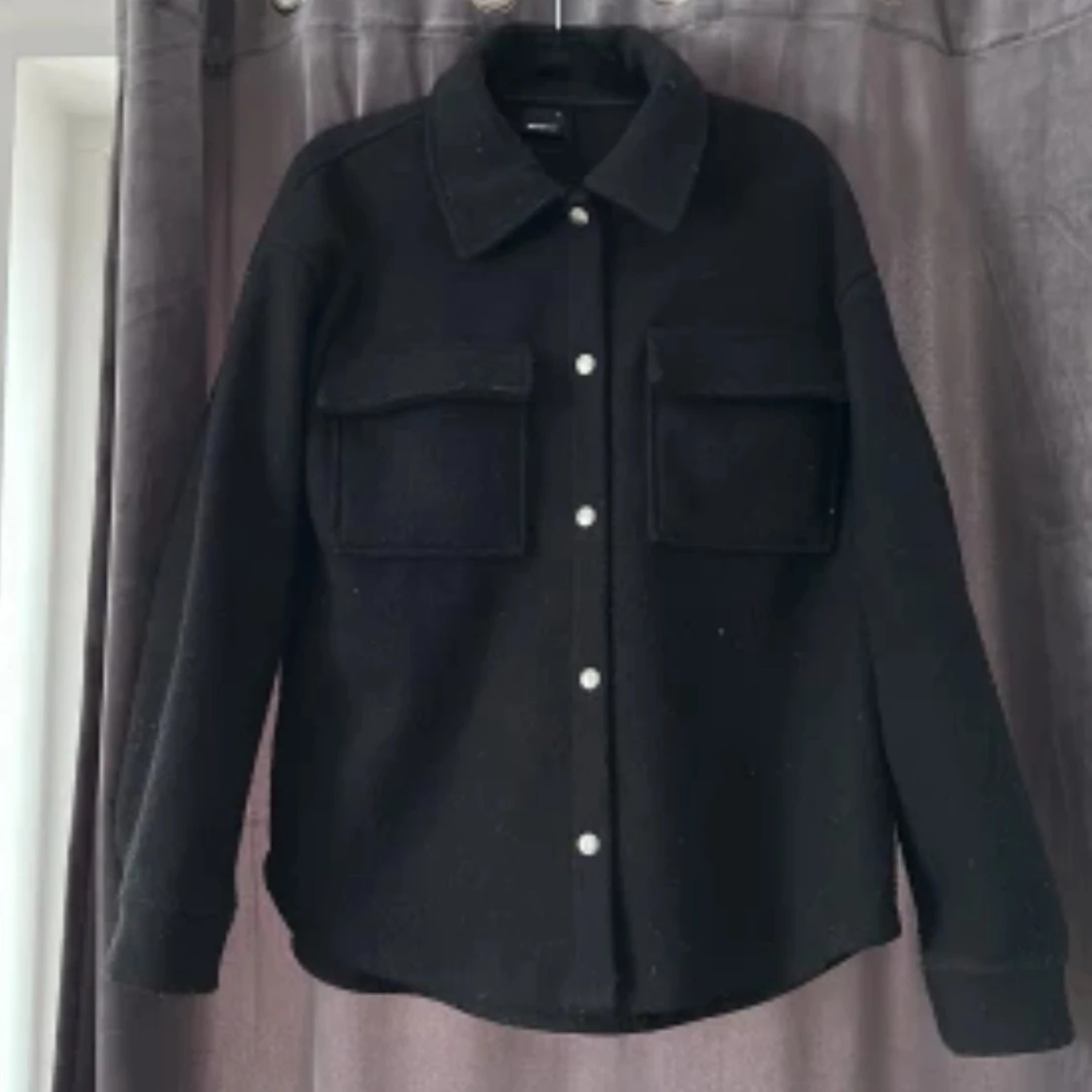 Svart overshirt med fickor