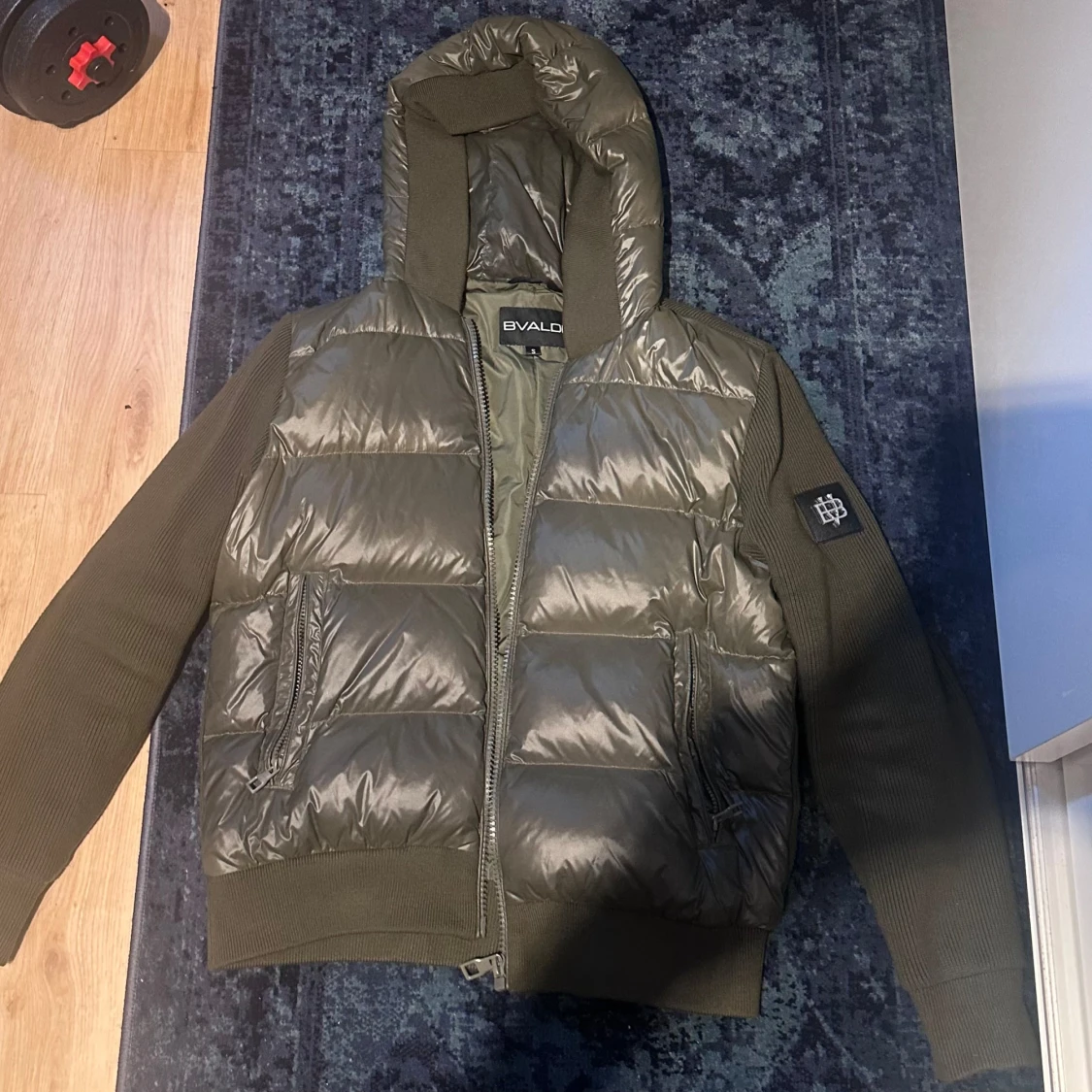 Olivgrön pufferjacka med huva från Bvaldi - 1