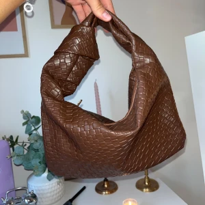 Brun flätad axelväska  - Säljer en brun axelväska i flätad mönster med dragkedja. Superfin i ett toppenskick💖💖