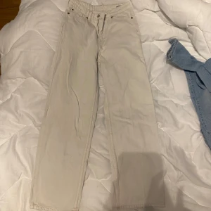 Vita loose straight jeans från &Denim - Säljer ett par vita jeans från &Denim i modellen loose straight med hög midja. Byxorna har klassisk femficksdesign och raka, lösa Ben. Bara använt 3-5 gånger och är i mycket gott skick. 💗