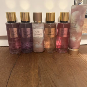 Victoria's Secret parfymmist och body lotion set - STYCK PRIS!! Fem olika parfymmister och en body lotion från Victoria's Secret. Doftvarianter: Velvet Petals, Love Spell, Bare Vanilla Daydream, Bare Vanilla och Pure Seduction. Flaskorna är i rosa, lila, beige och guldiga toner. Body lotionen är i tub med liknande färgtema. Alla flaskorna har nästan allt kvar, samt body lotionen.