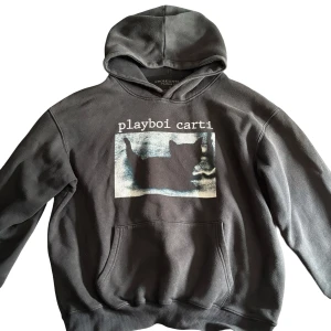 Playboi carti merch - Playboi Carti merch whole lotta red, säljer pga att jag inte använder den längre