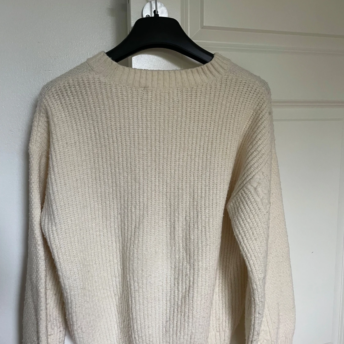 Beige stickad tröja från H&M - 1