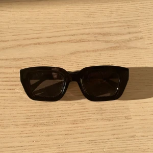 Chunky solglasögon - Svarta chunky solglasögon, knappt använda.